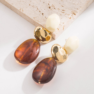 Boucles d'oreilles longues élégantes pour femme, style baroque rétro europé<span class=keywords><strong>en</strong></span> et américain, <span class=keywords><strong>en</strong></span> résine <span class=keywords><strong>ambre</strong></span> et alliage électroplaqué, collection 2026 - Product Image 4