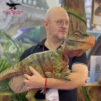 Marionnette de dinosaure populaire contrôle humain taille réelle animatronique dinosaure bébé marionnette à main pour parc d'attractions