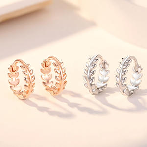 E4072 Orecchini a cerchio in oro bianco con motivo vegetale, stile classico, unisex - Product Image 5