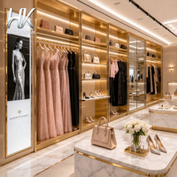 Présentoirs à vêtements écologiques personnalisés, étagères à sacs à main à cadre doré, présentoirs à chaussures, caissons lumineux LED pour affiches pour boutique de mode