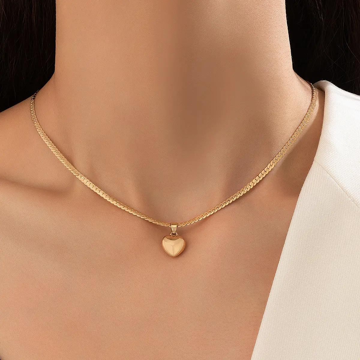 Popular Jewelry Gold Single Layer Necklace Simple Fashion Heart Shape Pendant Necklace