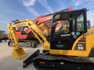 Mini-excavatrice sur chenilles compacte Komatsu PC56 de 5,6 tonnes, certifiée CE EPA, idéale pour les chantiers de construction - Product Image 1