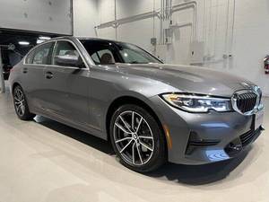 Offre Spéciale – BMW Série 3 330i d'occasion en excellent état, transmission intégrale, intérieur cuir foncé, régulateur de vitesse adaptatif (ACC), berline 4 portes avec barres de toit en aluminium à vendre - Product Image 4