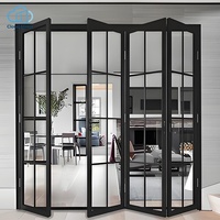 Porte pliante moderne multi-panneaux en aluminium à grain de bois en forme de L avec verre panoramique pour entrée de villa de vacances ou manoir en bord de mer