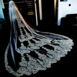 Velo da sposa lungo in pizzo con perline di paillettes di cristallo lungo di lusso romantico - Product Image 2