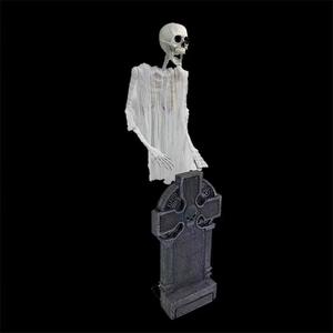 Accesorios gigantes de Halloween para vacaciones, decoración al aire libre, esqueleto aterrador realista de 5,5 pies con ojos animados, 2023 - Product Image 4