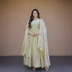 Dhwaja Export – Nouvelle tenue Anarkali moderne en soie pour femme, prête à porter, avec broderies et travail de sequins Zari, longueur ras du sol, idéale pour mariage/fête - Product Image 1