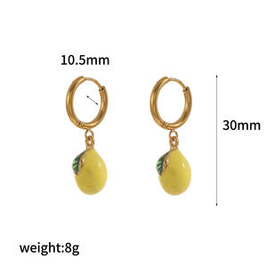 <span class=keywords><strong>Pendientes</strong></span> colgantes de <span class=keywords><strong>aro</strong></span> de tono dorado con forma de <span class=keywords><strong>mango</strong></span> recubierto de esmalte vibrante juguetón para vibraciones de verano - Product Image 6