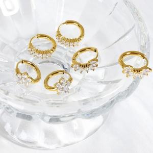 Pendientes de Aro Pequeños Tipo Huggie de Acero Inoxidable con Baño de Oro de 18K, Resistentes al Agua, con Diseño de Corazón y Flor, y Circonita Cúbica, para Mujer, Venta al por Mayor - Product Image 2