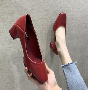 Zapatos de <span class=keywords><strong>tacón</strong></span> medio con bloque de cuero genuino con corte central y punta cuadrada clásica a <span class=keywords><strong>precio</strong></span> de fábrica - Product Image 3