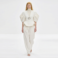 Chemisier ample en tissu tissé blanc vintage élégant avec broderie et ourlet festonné, manches larges, style cape poncho pour femme, vente en gros personnalisée