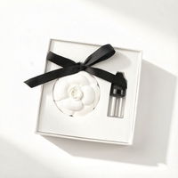 Diffuseur d'huiles essentielles en porcelaine fait main, fleur parfumée, à suspendre pour voiture, pendentif aromatique pour la maison, désodorisant pour armoire