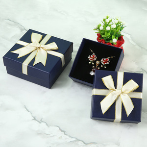 Caja de Joyería con Forma de Lazo, Forro de Esponja, Tapa y Base Cuadradas, Personalizable, para Anillos, Collares y Colgantes - Product Image 5