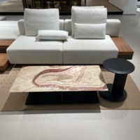 Table basse rectangulaire moderne en marbre avec surface en pierre naturelle à motif tourbillonnant rose, base en bois foncé avec étagère inférieure pour salon