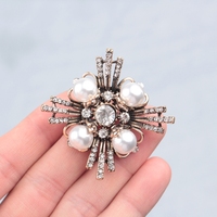 Broche vintage fleurie incrustée de strass, accessoire de mode de luxe léger et raffiné