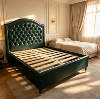 Cadre de lit rembourré vert avec tête de lit capitonnée en forme d'arche, pieds dorés, mobilier de chambre moderne pour suite d'hôtel