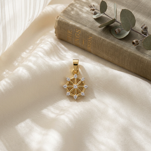 Pendentif en or et diamant, forme de roue, design toile d'araignée, bijoux fins, charme de luxe, collier en or pour femme, accessoire - Product Image 3