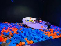 Parc de trampolines intérieur fluorescent magnifique pour adultes et enfants, modèle 2021 Nebula, fabriqué en Chine pour les enfants