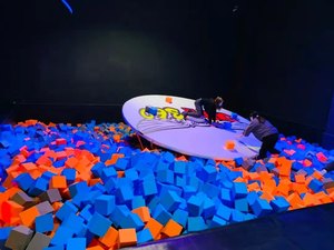 2021 Nebel machte fluor zierende wunderbare Erwachsene und Kinder Indoor Trampolin Park China für Kinder