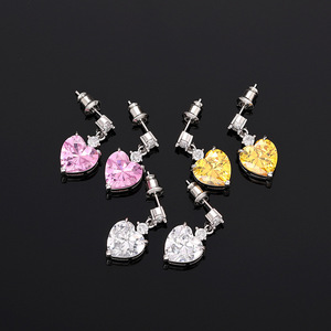 Graziosi orecchini a forma di cuore per donna con accenti di cristalli scintillanti, gioielli da indossare tutti i giorni - Product Image 2