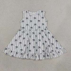 Vestido de verano sin mangas hasta la rodilla para niña, con lazos negros y estampado de corazones, de tela de seda de leche peinada, ideal para la playa, venta al por mayor. - Product Image 2