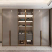 Armoire à chaussures et penderie autoportantes sur mesure de style moderne avec profil doré pour salon