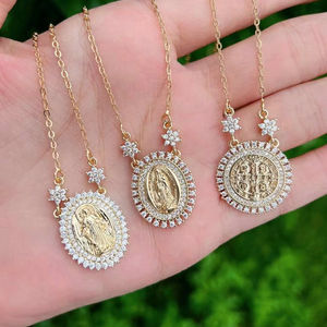 धार्मिक आभूषण वर्जिन मैरी/सैन बेनिटो ज़िरकोनिया आकर्षण हार सोना मढ़वाया आभूषण - Product Image 1