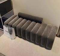 Banc long en tissu moderne et minimaliste, tabouret et pouf élégants pour l'entrée, la chambre à coucher, les magasins de vêtements, pour recevoir des invités