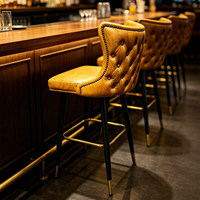 Chaise de bar rétro haut de gamme à pieds hauts, en cuir véritable huilé américain, avec base en métal, pour restaurant, bar, club
