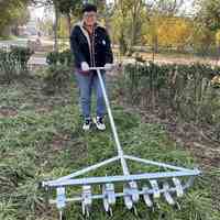 Machine à planter des oignons à 6 rangs avec un espacement des plants de 14,3 cm pour une plantation en champ à haute productivité et une perforation du paillis