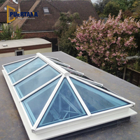 Pares lumineuses en aluminium poli, lampions en verre, métal et métal, plafond en forme de pyramide