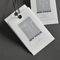 Étiquettes en PVC translucide givré prêtes à être expédiées avec étiquette de vêtement, design personnalisé, logo imprimé, étiquettes de vêtements en papier à suspendre