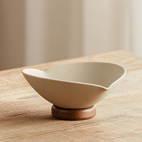 Bol conique triangulaire en céramique sur pied en bois, finition émail argileux ou crème, pour cérémonie du thé, assiette à fruits sucrés ou saladier