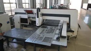 China Servo CNC Punzonadora Torreta Plus Corte por láser