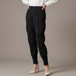 Pantaloni Casual da Donna a Carota Taglie Forti con Motivo a Foglie 3D, Pantaloni Harem Plissettati Architettonici, Pantaloni Plissettati Miyake - Product Image 2