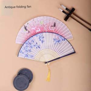 Éventail pliant japonais en bambou sculpté, style antique, idéal pour mariage, avec pompon décoratif, fait main – Grande Vente - Product Image 2