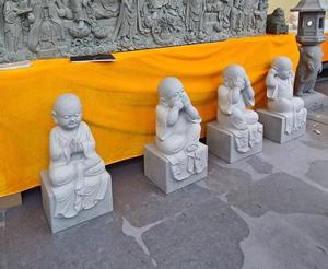 Tailles personnalisées <span class=keywords><strong>en</strong></span> <span class=keywords><strong>pierre</strong></span> de granit blanc <span class=keywords><strong>Bouddha</strong></span> bébé <span class=keywords><strong>petit</strong></span> moine Statue voir pas de mal entendre pas de mal parler pas de mal grande sculpture - Product Image 2