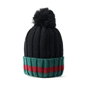 Großhandel Männer Frauen benutzer definierte Woven Label Logo Acryl Warme Winter hüte Schädel Manschette Bestickte Pom Pom Strick mütze