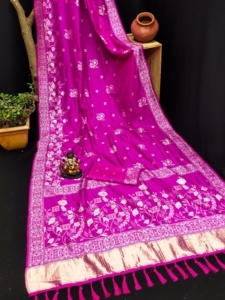 Sarees en soie Dola fleurie teintés à la main de créateur de qualité supérieure pour la collection de vêtements de fête pour femmes d'Inde - Product Image 5