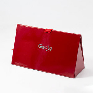 Caja de Regalo Cosmética Rígida Plegable Triangular Roja Creativa con Impresión de Logotipo de Marca Personalizada y Lazo de Cinta - Product Image 4