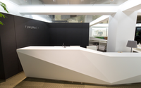 Comptoir de réception de luxe moderne en forme de diamant avec surface solide pour hôtel, école, hôpital - Comptoir de service personnalisable