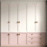 Armoire intégrée sur mesure de conception compacte avec un aménagement de cloisons flexible pour la chambre d'amis, la literie, les couvertures de rechange et les articles occasionnels