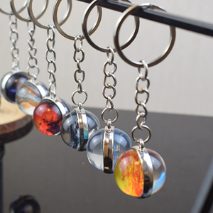 Năng lượng mặt trời hệ thống sáng <span class=keywords><strong>Keychain</strong></span> Galaxy Glass Bóng mặt dây chuyền phát sáng trong bóng tối Móc Chìa Khóa MARS Jupiter Trái Đất mặt trăng mặt trời mini hành tinh Keyring - Product Image 5