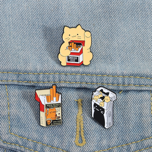 Emaille-Anstecknadel mit Katze und Zigarettenschachtel, Brosche, Reversnadel, Schmuckgeschenk – für diejenigen, die glaubten, er sei zu intensiv - Product Image 1