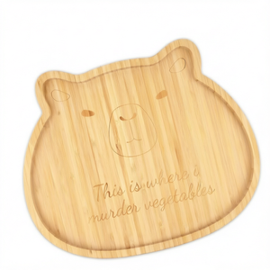 Planche à découper en bambou en forme d'ours gravée avec le message « C'est ici que je tue les légumes », plateau de service mignon pour la cuisine, design durable - Product Image 6