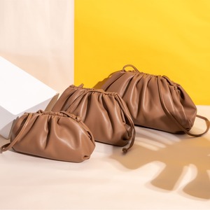 Sac plissé élégant pour femme, style nuage, à porter sous le bras, couleur unie, design texturé, fermeture magnétique - Product Image 1