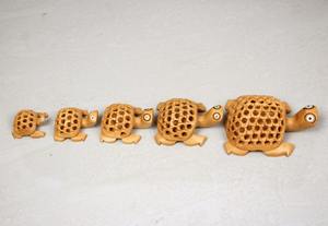 รูปปั้นเต่าไม้ทำมือเพ้นท์ลายดอกไม้แบบดั้งเดิม งานศิลปะตกแต่งบ้าน - Product Image 5