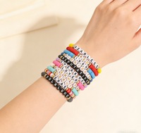 Bracelets en plastique personnalisés avec lettres pour événements, cadeaux promotionnels FAMA Factory, bijoux en plastique pour filles