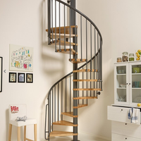 Escalier en colimaçon intérieur de villa duplex moderne de luxe, en métal durable avec marches flottantes, balustrade en acier, éclairage LED