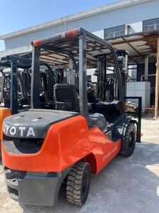 Minicargadora Usada en Japón a Bajo Precio, de 2.5/3.5/5 Toneladas, 3 Mástiles, 4.5m, para Hoteles, Tiendas de Materiales de Construcción y Plantas de Manufactura - Product Image 3